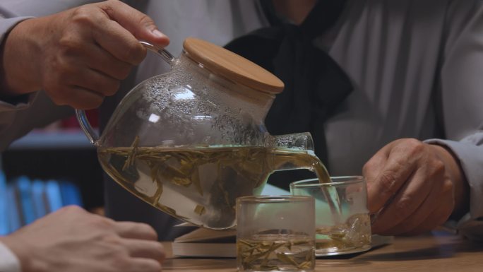 4k深圳教育倒茶玻璃杯