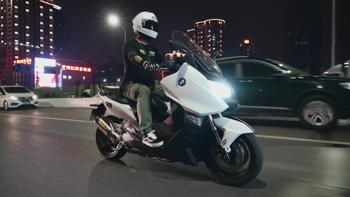 摩托骑手车手在城市中穿梭