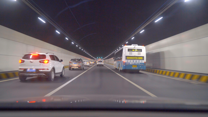 4K隧道内开车行驶-第一视角隧道穿梭