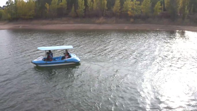 航拍水中气垫船