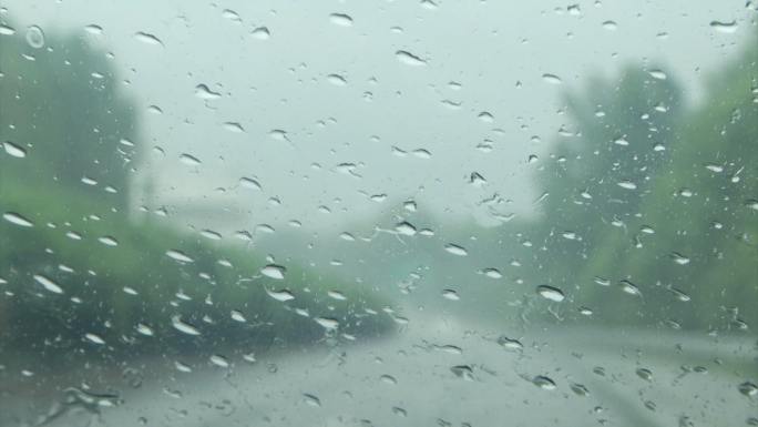 下雨开车雨天台风天气灯光车灯