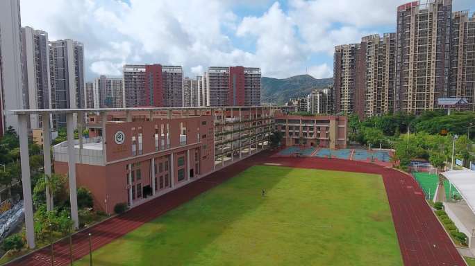 4k航拍，深圳教育深圳玉龙学校的球场全景