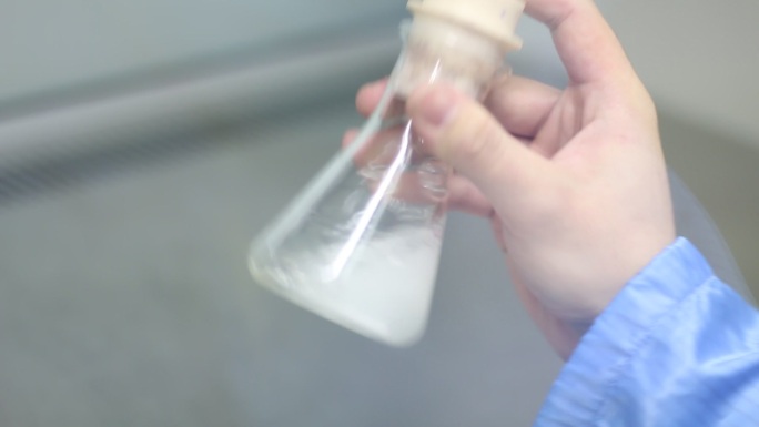 原创质量检验实验室烧瓶液体检测