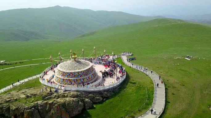 航拍游客登山蒙古包