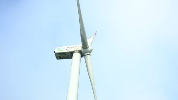 4K高清实拍夕阳下风力发电机清洁能源