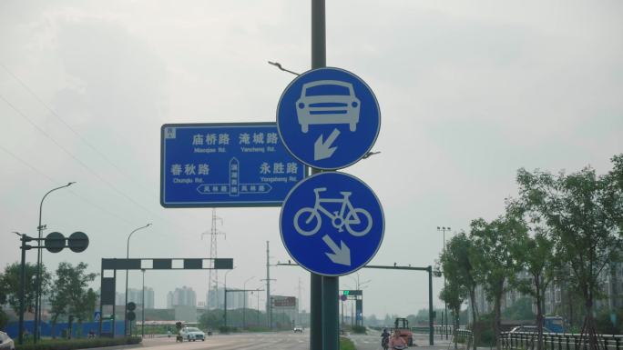 4K道路分流标志