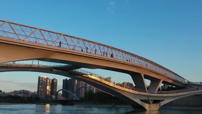 航拍网红大桥感受城市气息