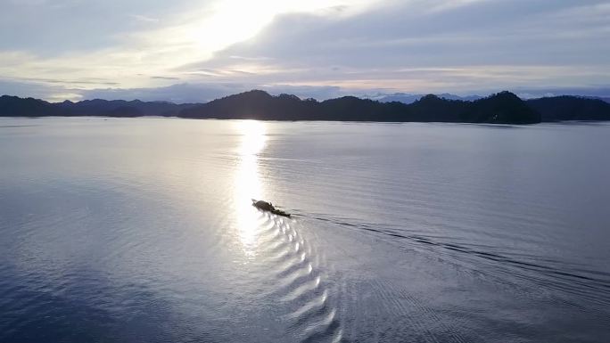 千岛湖风景区湖面小船涟漪黄昏日出