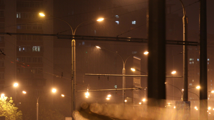 北京雨夜，路灯城市，下雨车流，马路空境