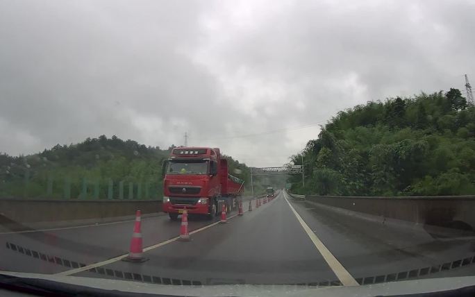 雨天高速乡村行车记录