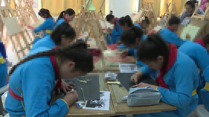 蒙古族学生身穿民族服装上剪纸绘画舞蹈摔跤