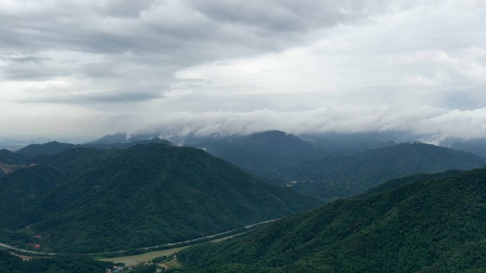 湖南群山白云夏天晴朗山区青山