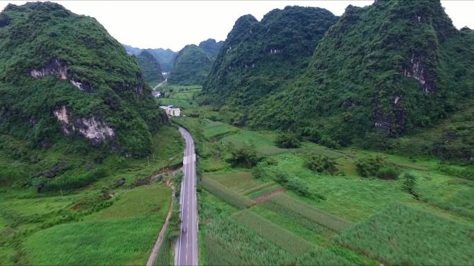 实拍广西群山之间公路小车穿行山水自然风光