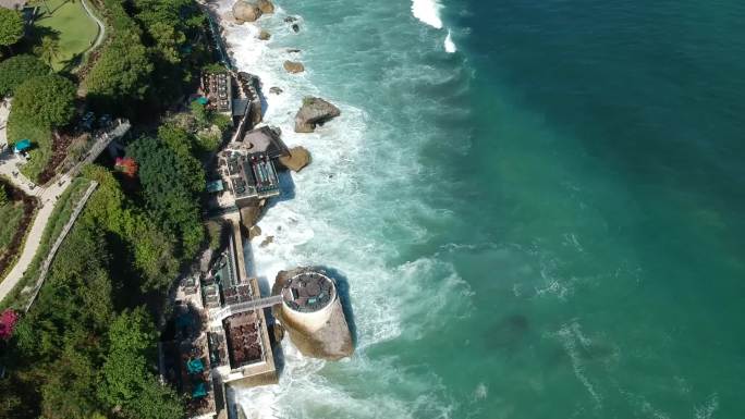 航拍巴厘岛悬崖餐厅海边约会