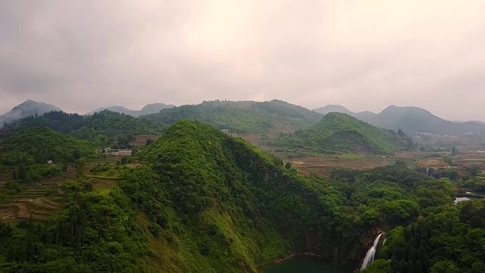 云南山水九龙瀑布少数民族划船长镜头3