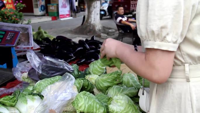 菜市场买菜的女人