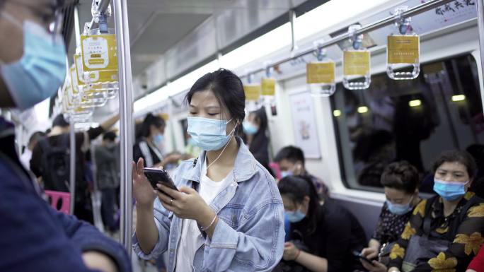 高铁轻轨动车乘客玩手机游客市民戴口罩出行