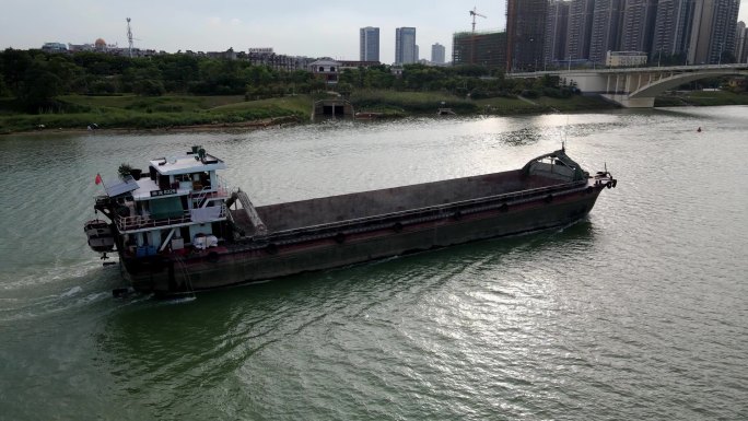 货船在城市江河行驶穿越大桥高清航拍
