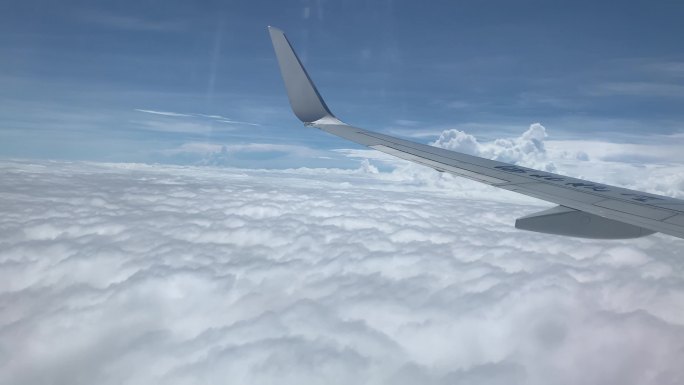 原创4K视频飞机和厚厚的白云