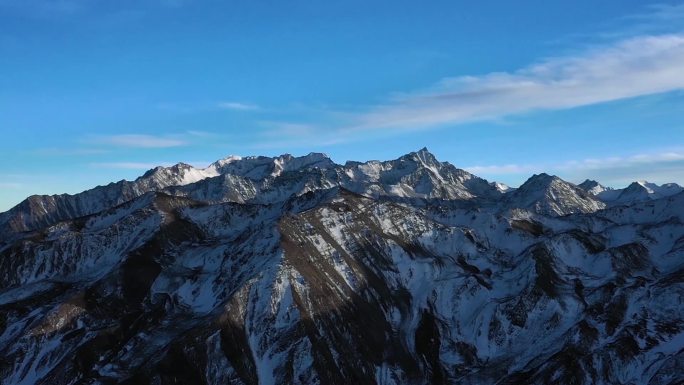 航拍高清险峻的西藏雪山雪峰群峰绵绵