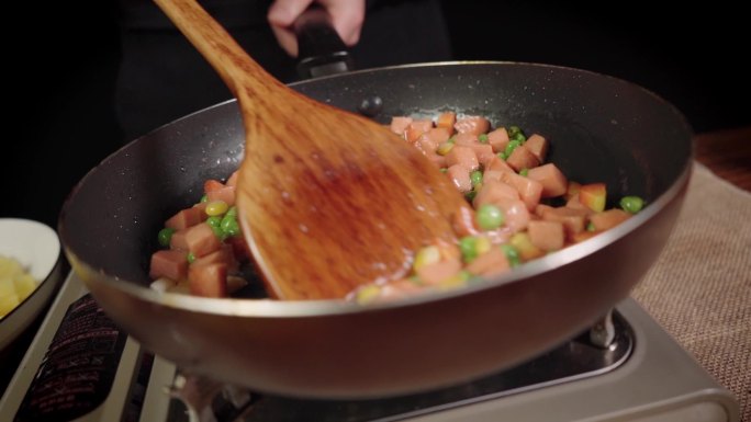 菠萝炒饭泰国菜海鲜炒饭虾仁炒饭