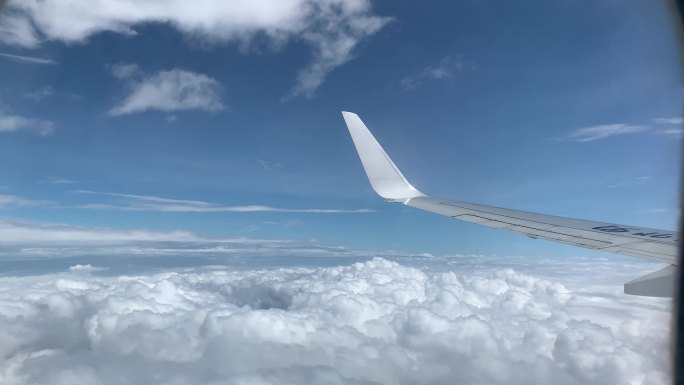 原创4K视频飞机在云中穿梭