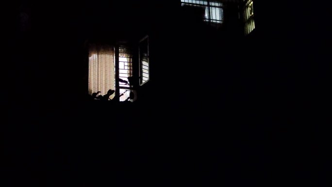 小区深夜窗户
