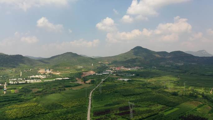 山区 村庄 风景 蓝天 绿地 大山 航拍