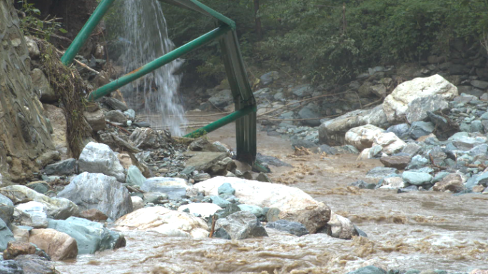 山洪泥石流冲毁