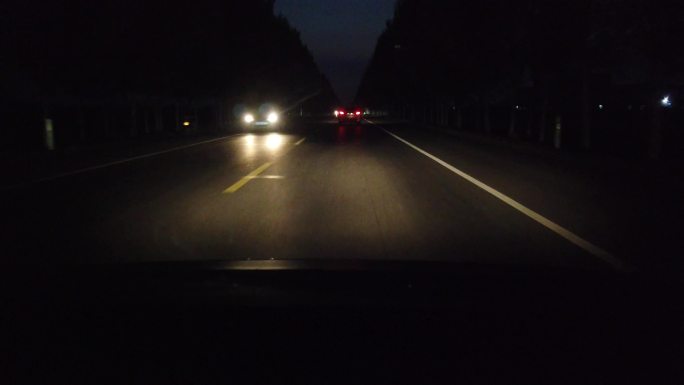 夜晚开车灯光污染