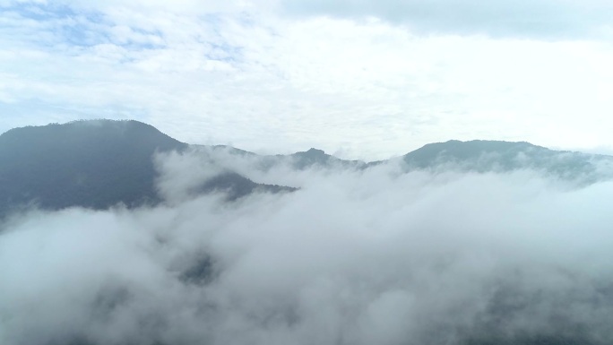 航拍清晨高山云海