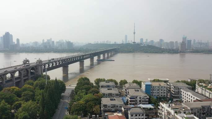 4K航拍武汉长江大桥和电视塔