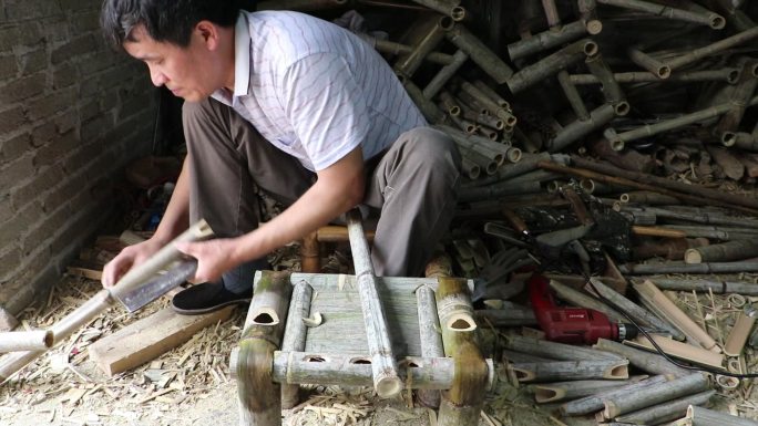 老人做竹椅手工艺非物质文化遗产