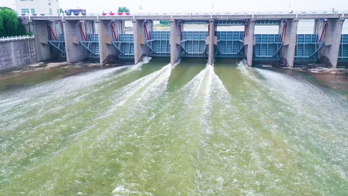 航拍海陵湖石梁河水库泄洪壮观景象