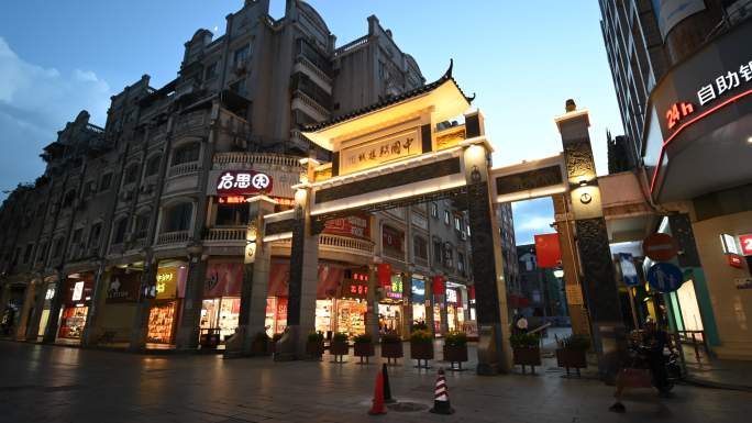 4K广西梧州中国骑楼城牌坊傍晚延时摄影