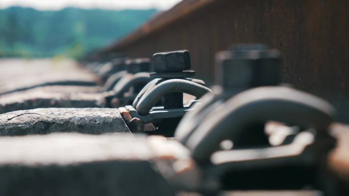 火车绿皮车铁轨铁路运输