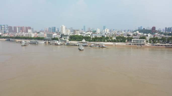 4K航拍武汉长江边和轮渡船运