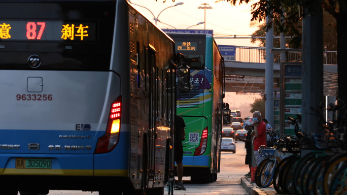 北京公交车，行驶，停靠站台 上下车