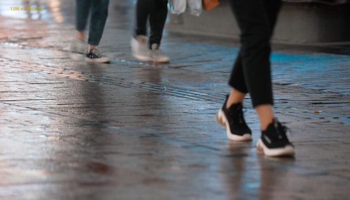 4K下雨天步行街市民走路脚步空镜