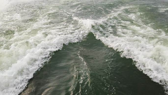 原创4K轮船航行过程中的浪花波浪后浪水花