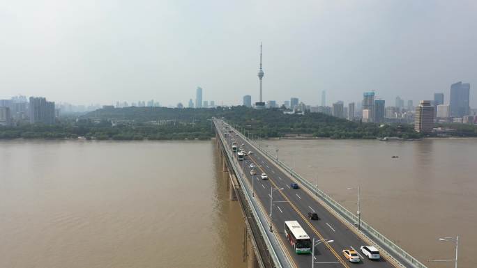 4K航拍武汉长江大桥和电视塔
