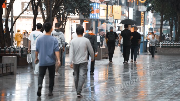 4K下雨天逛步行街的市民