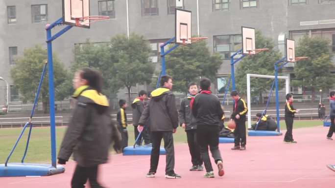 中学生校园打篮球