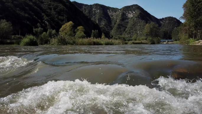 山间逆流而上白河湾湍急水流航拍