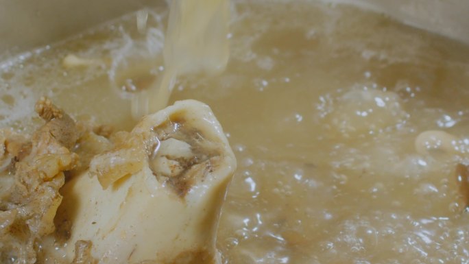猪骨头汤熬汤各种汤螺蛳粉汤美食