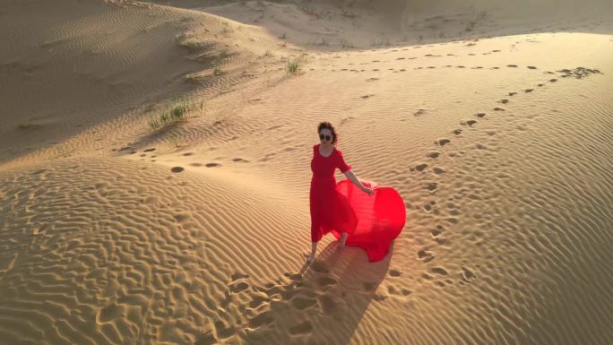 航拍沙漠红裙子