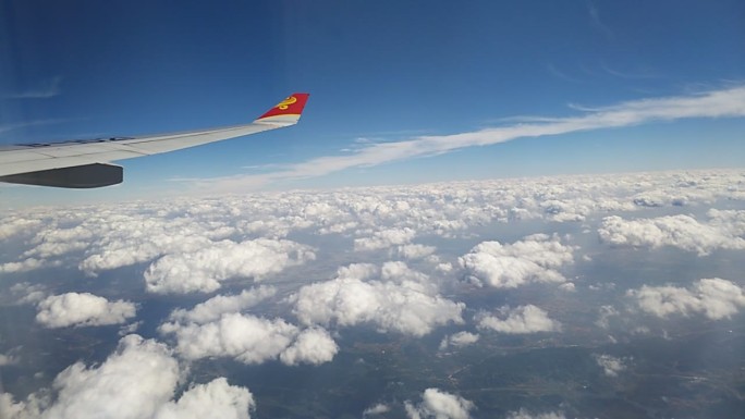 飞机云上飞