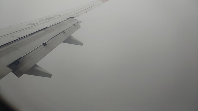 飞机穿越云层下降过程