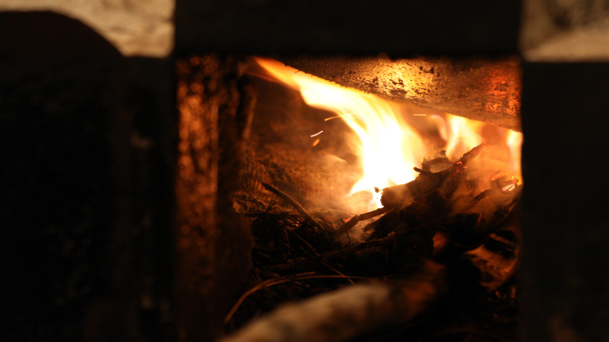 农村烧火，灶火烧水，做饭添柴