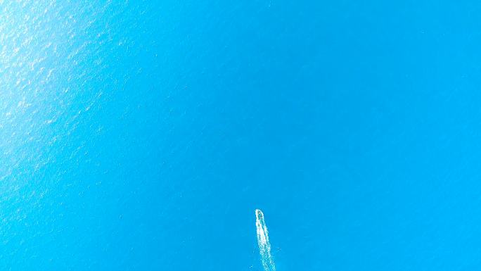 航拍中国南海海域东海行驶渔船出海清澈见底